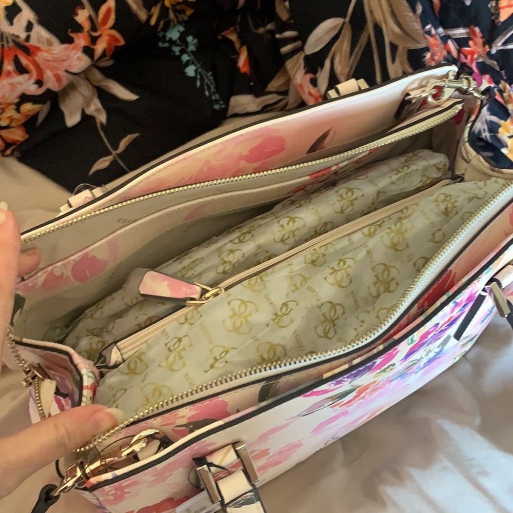 💖 NWT Guess Pink Floral Pish Posh purse - Picture 5 of 7